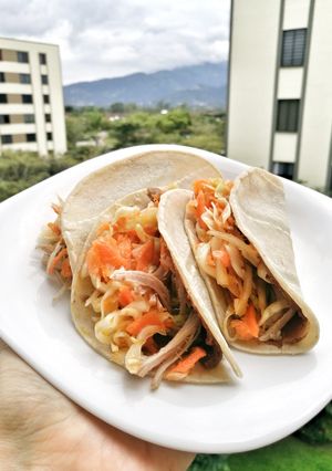 Такос зі свининою та салатом з капусти