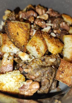 Теплий салат з сухариками та курячою печінкою