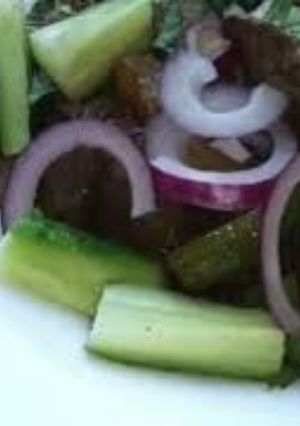 Теплий салат з печінкою