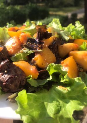 Теплий салат з печінкою та персиками