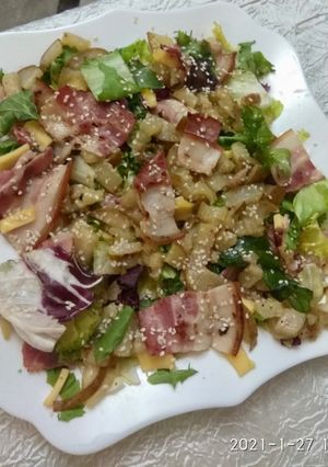 Теплий салат з беконом та грушею