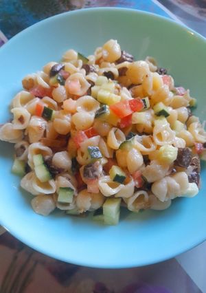 Теплий салат з макаронами та грибами