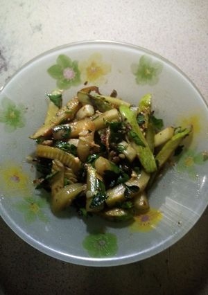 Теплий салат з кабачків в азійському стилі