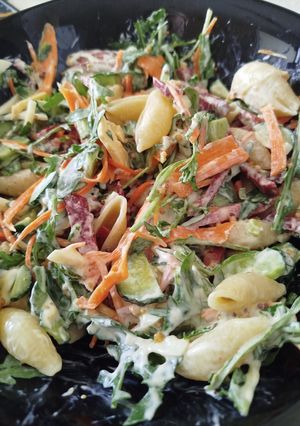 Теплий салат з макаронів