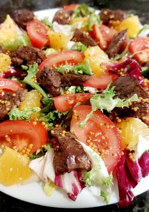 Теплий салат з курячою печінкою та апельсином