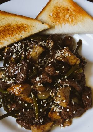 Теплий салат з печінкою, маслюками і стрілками часнику