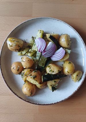 Теплий салат з картоплею та цукіні