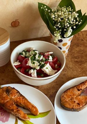 Стейк лосося и салат