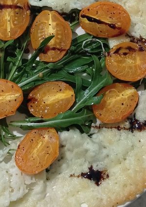 Теплий салат з руколи, запечених помідорів та халумі