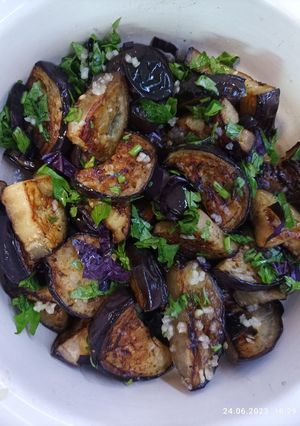 Теплий салат з баклажанів