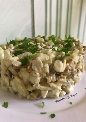 Цибулевий салат з горіхами