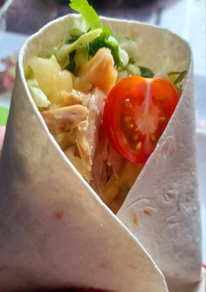 Фрешрол із зеленим салатом, куркою, маасдам та чері