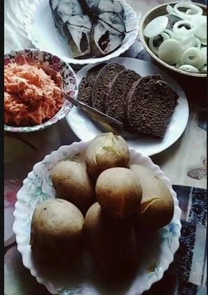 Українська вечеря з рибою і салатом з моркви