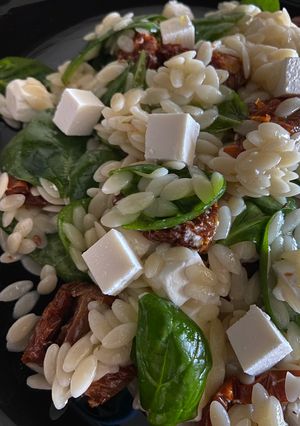 Теплий салат зі шпинатом і в‘яленими томатами