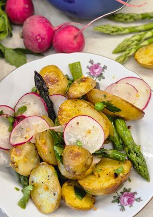 Теплий салат зі спаржею та запеченою картоплею