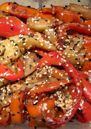 Теплий салат із баклажан з болгарським перцем та кунжутом