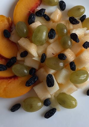 Фруктовий салат з виноградом