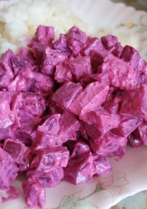 Улюблений літній салат з молодого буряка та курячого філе