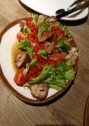 Теплий салат зі свининою