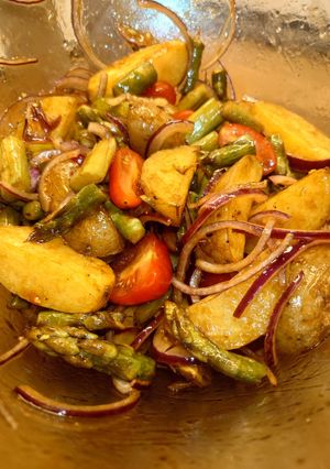 Теплий салат зі спаржею та картоплею