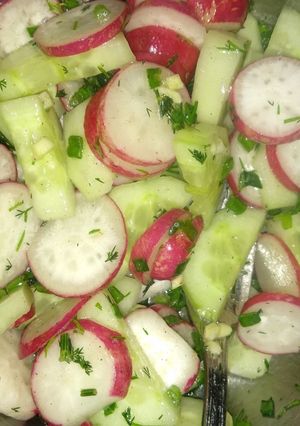 Український салат з огірків та редиски