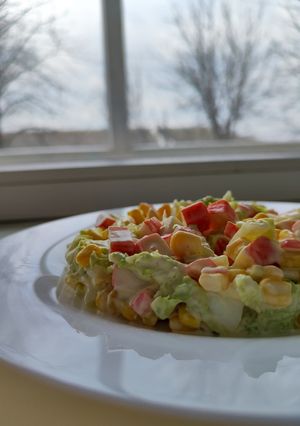 Улюблений салат з крабових паличок та пекінської капусти