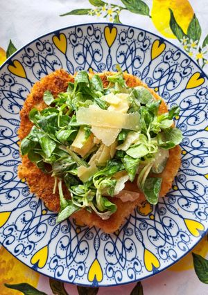 Шніцель з салатом