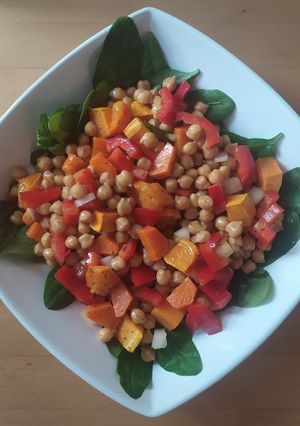 Яскравий салат з нутом