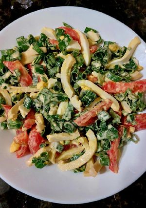 Яєчний салат з кальмарами