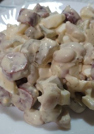 Швидкий білковий салат з квасолею і мисливськими ковбасками