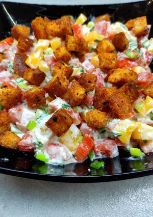 Яркий салат из овощей с сухариками