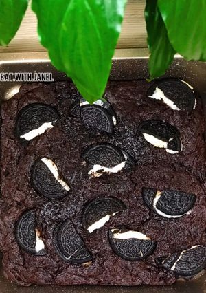 Брауни с вишнями и печеньем Орео