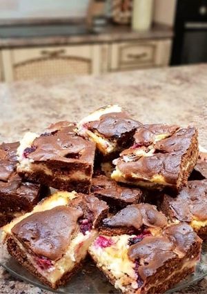 Брауні з творогом та малиною