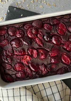 Фасолевий брауні з вишнею