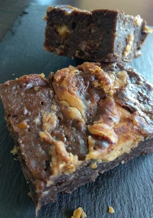 Шоколадно-банановый брауни с арахисовым маслом