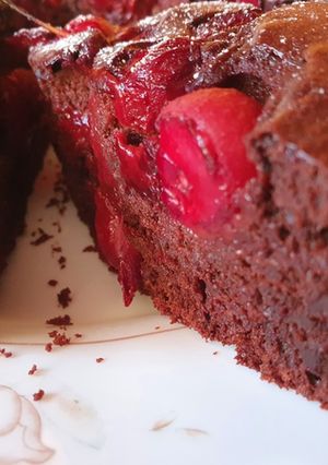 Шоколадний брауні з вишнею