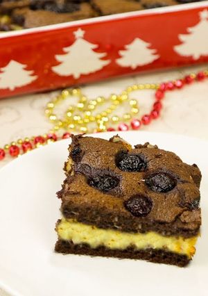 Шоколадный пирог брауни с заварным кремом и с вишней