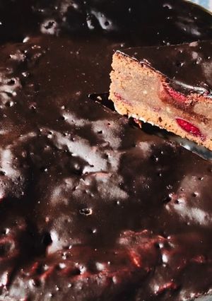 Шоколадный брауни с вишней