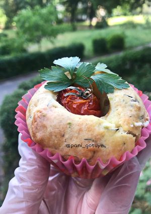 Закусочні мафіни з фетою та помідорами чері