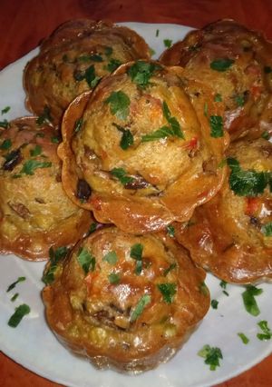 Мафіни великодні закусочні з ковбасою, шампіньйонами і овочами