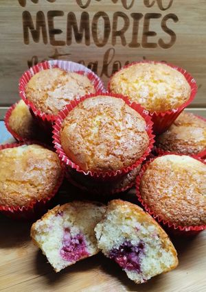 Мафіни з малиноючорною смородиною