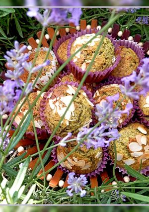 Мафіни на молоці зі щавелем, кропивою і лимонною цедрою з пелюстками мигдалю