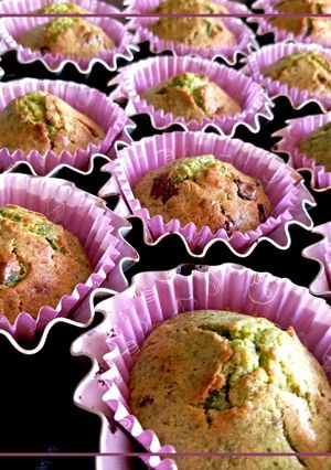 Мафіни на молоці зі щавелем, цукатами з ківі та памело і чорним шоколадом