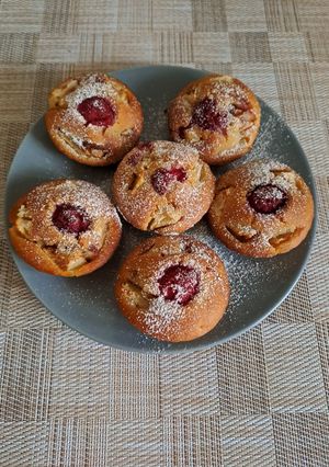 Повітряні кекси (мафіни) з яблуком, грушею та малиною