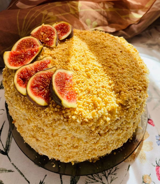 Медовий торт на пательні з банановим заварним кремом