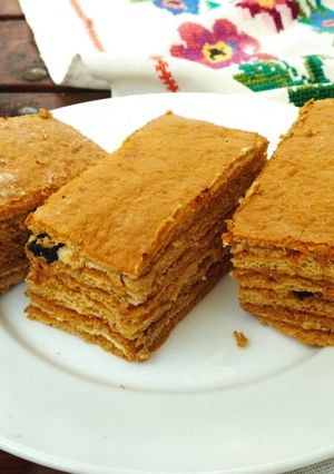 Медовик з чорносливом