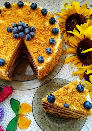 Медовик з ягідною прослойкою