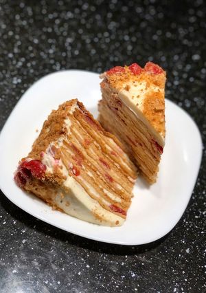 Медовик с вишнями