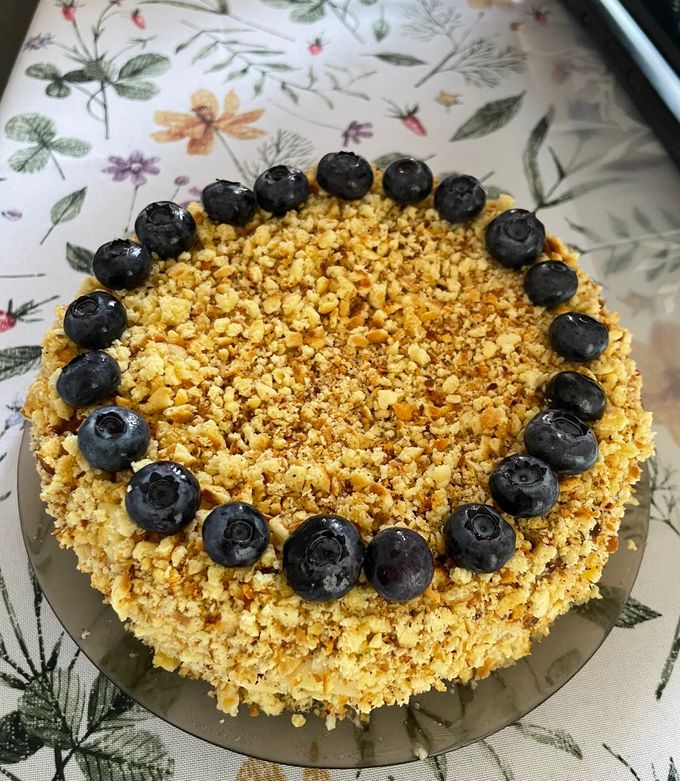 Медовик на пательні із заварним кремом