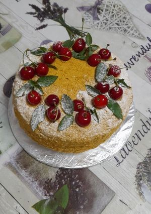 Медівник з вишневим курдом